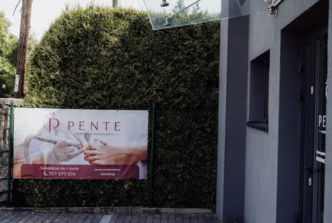 Oznakowanie Centrum Podologii PENTE przy wejściu