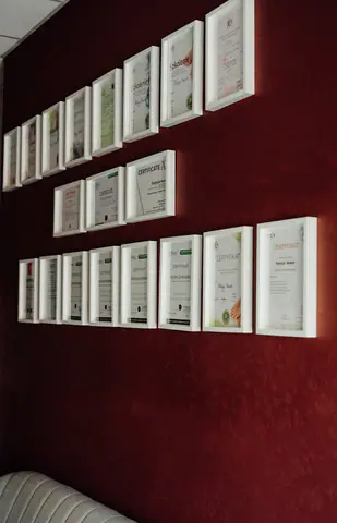 Ściana z certyfikatami podolożki PENTE